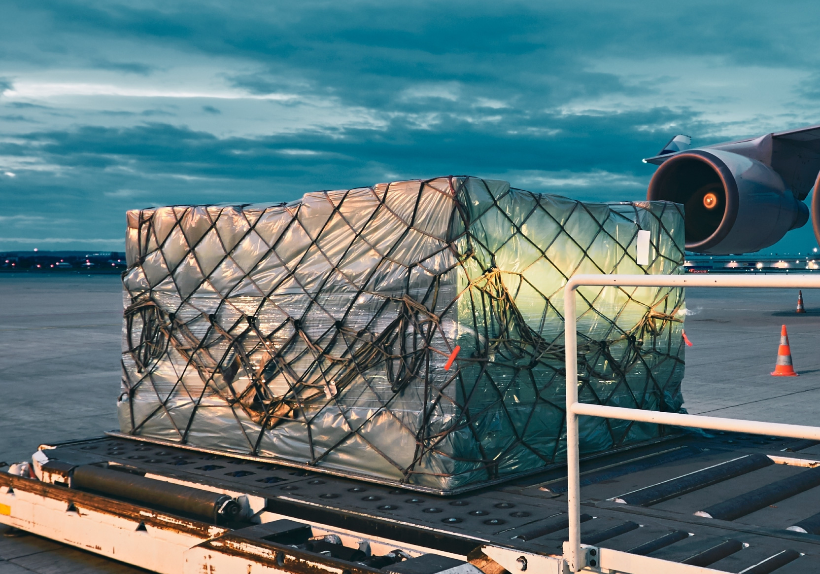fa0b37a1f389-airplane-airport-runway-against-sky.jpg